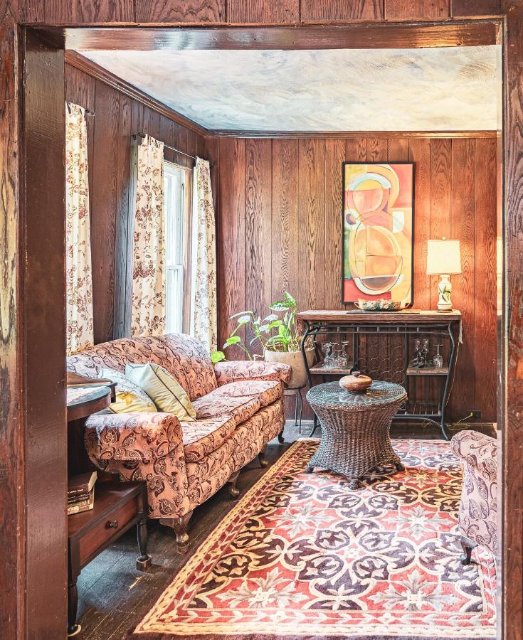 | Black Mountain Inn