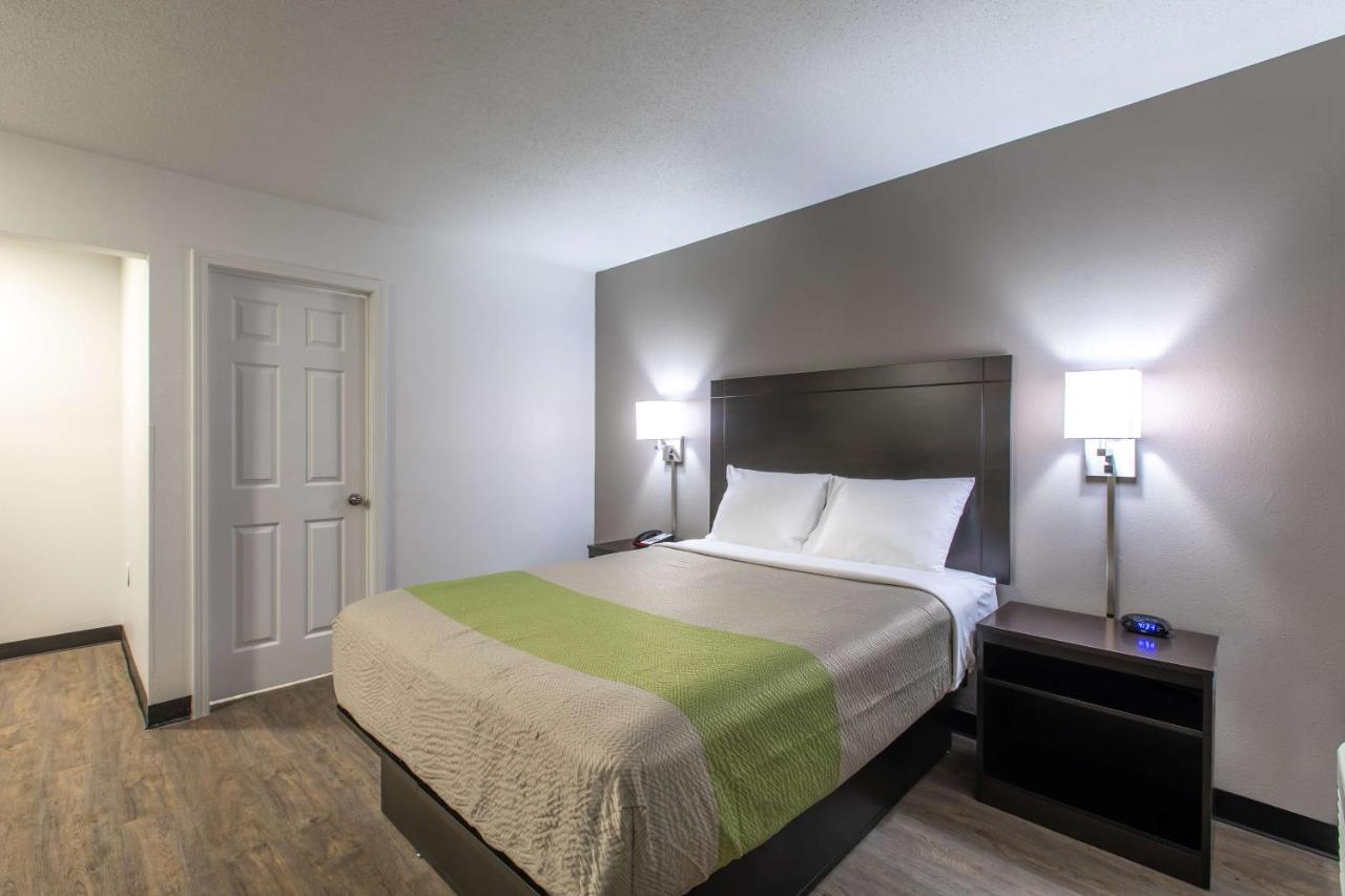 Deluxe Queen Room - Smoking at Studio 6 Greenville, SC - I-85 Near Downtown