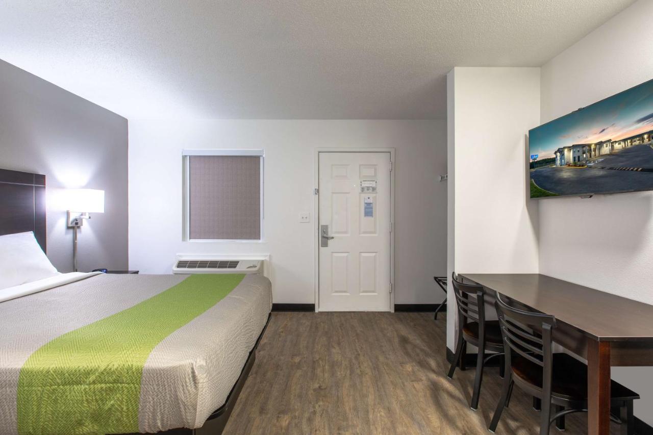 Deluxe Queen Room - Smoking at Studio 6 Greenville, SC - I-85 Near Downtown