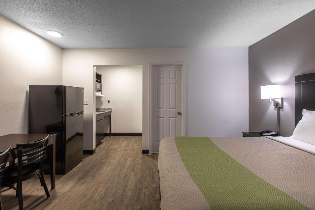 Deluxe Queen Room - Smoking at Studio 6 Greenville, SC - I-85 Near Downtown