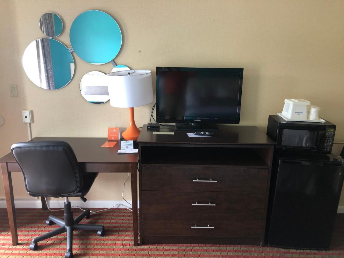 | Howard Johnson by Wyndham Rocky Hill
