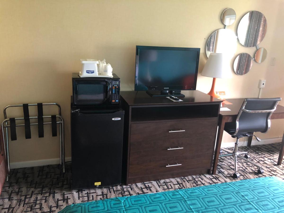 | Howard Johnson by Wyndham Rocky Hill