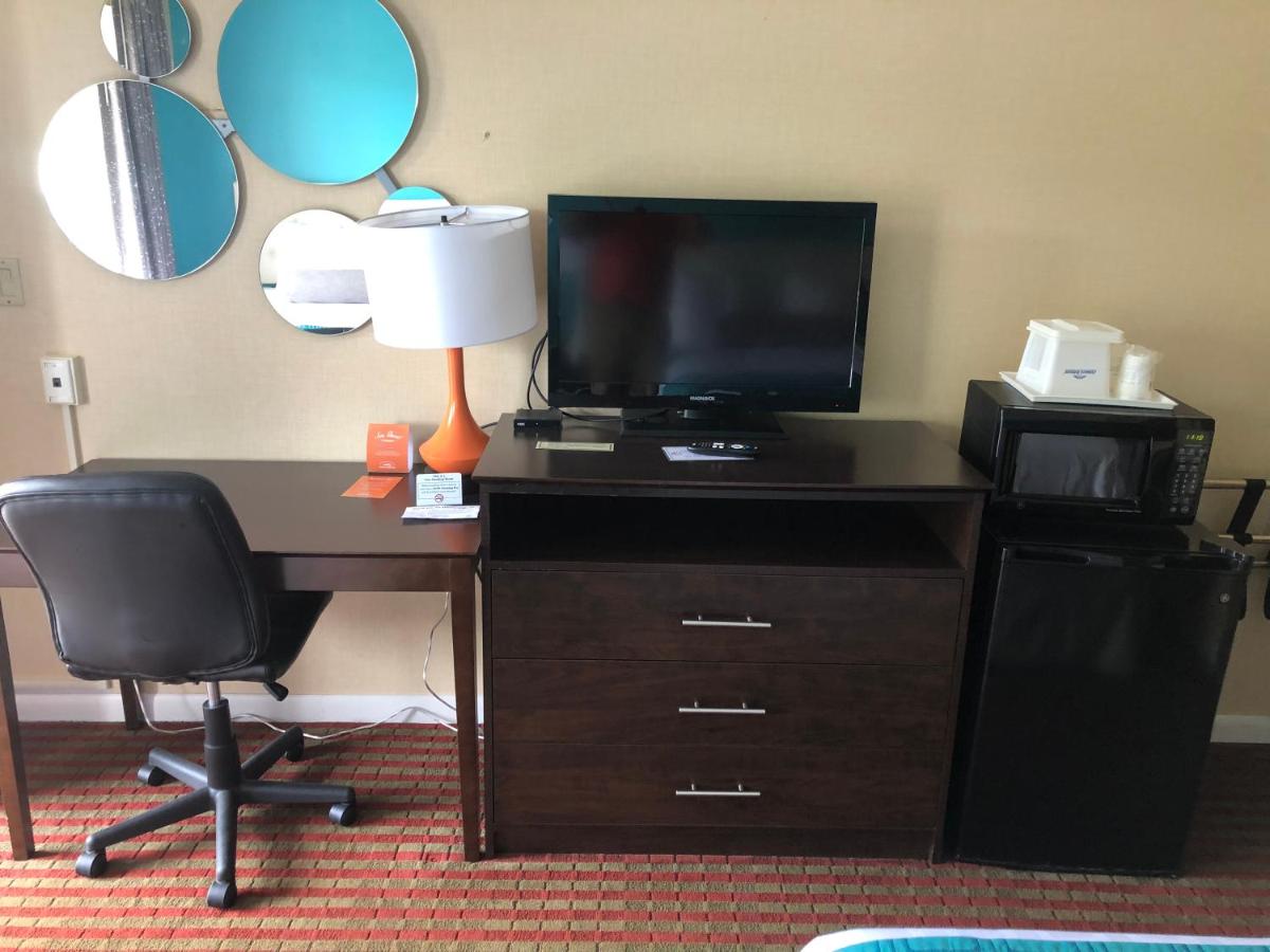 | Howard Johnson by Wyndham Rocky Hill