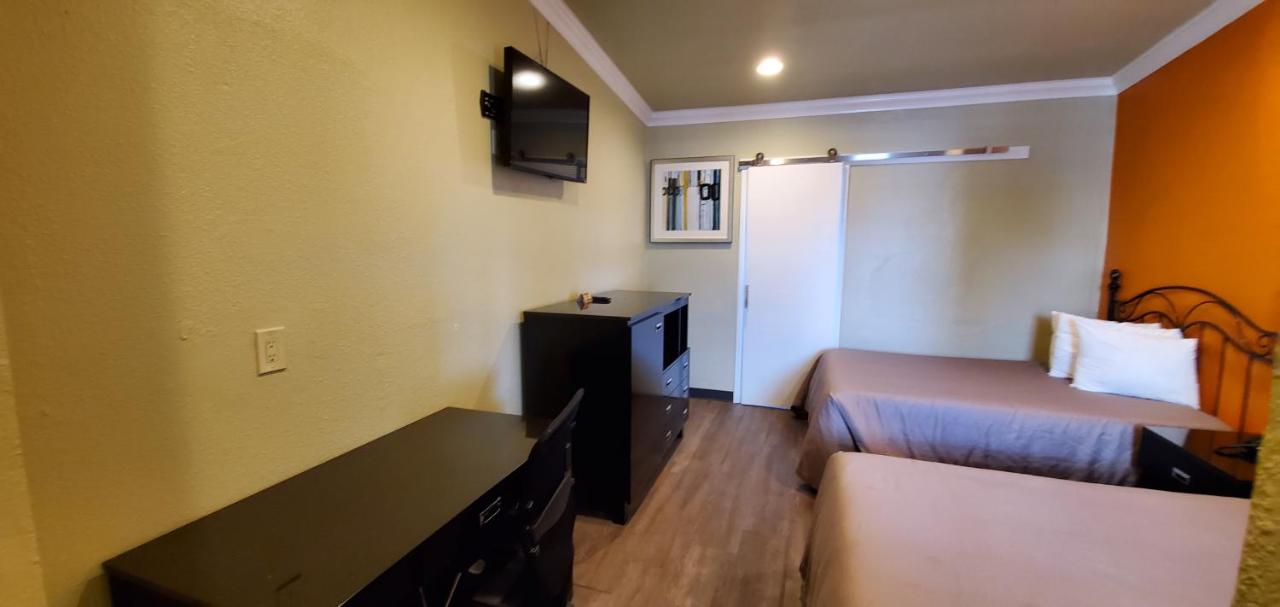Double Room with Balcony at Le Blanc Inn & Suites