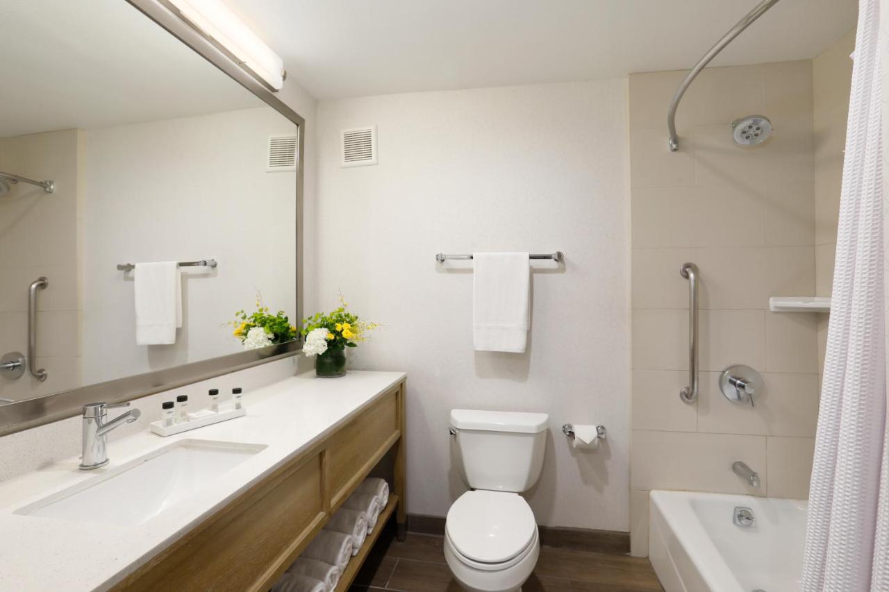 Deluxe Queen Room Non View at The Wayfarer San Diego