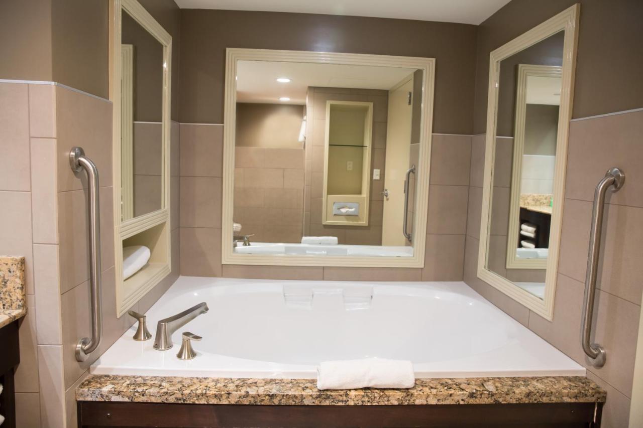 Queen Suite at Isle of Capri Casino Hotel Boonville & Casino - A Caesars Rewards Destination