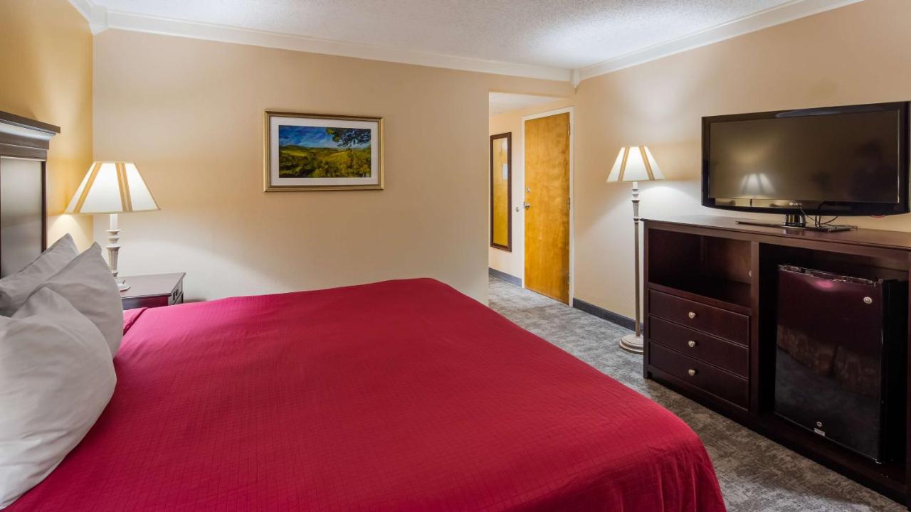 King Room - Non-Smoking at Osage Creek Lodge