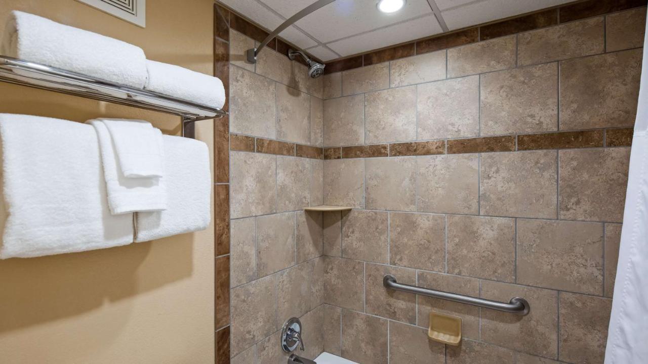 Queen Room with Spa Bath - Non-Smoking at Osage Creek Lodge