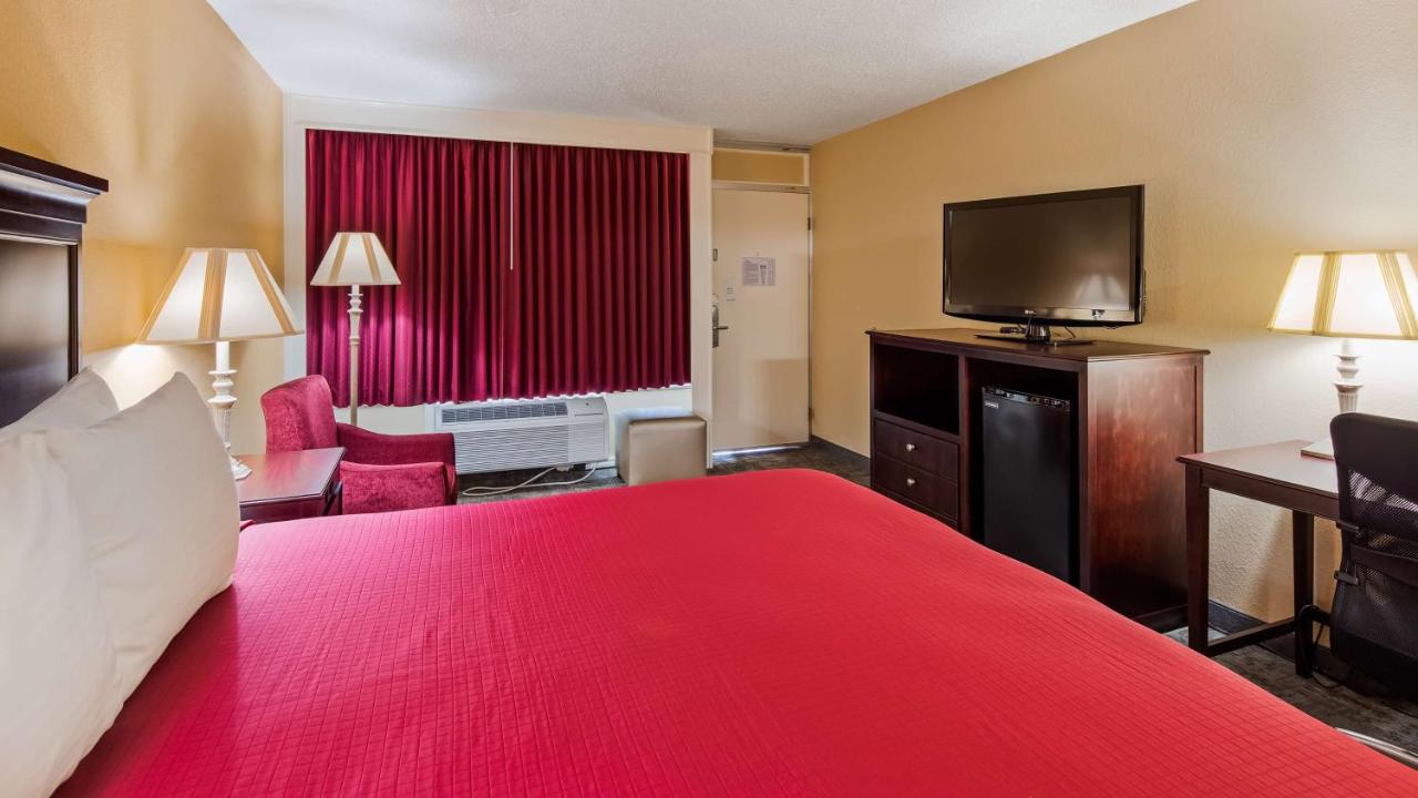 Queen Room - Disability Access at Osage Creek Lodge