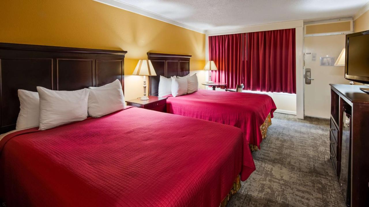 Queen Room with Two Queen Beds - Non-Smoking at Osage Creek Lodge