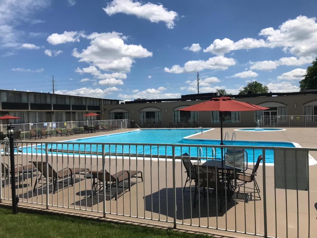 King Room with Sofa Bed and Pool View - Non-Smoking/Renovated at SureStay Plus Hotel by Best Western Lehigh Valley
