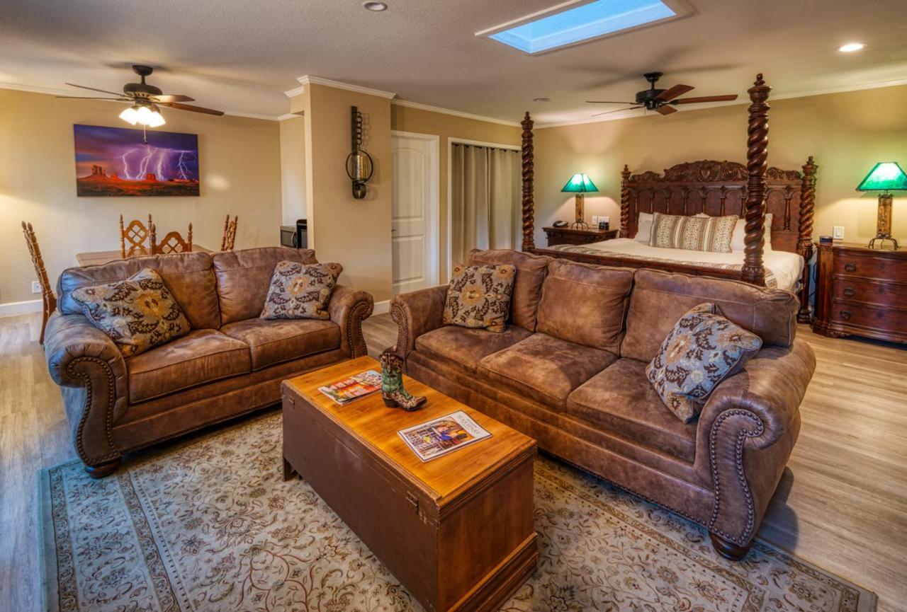 Deluxe King Room at Lantern Light Inn - Romantic Getaway