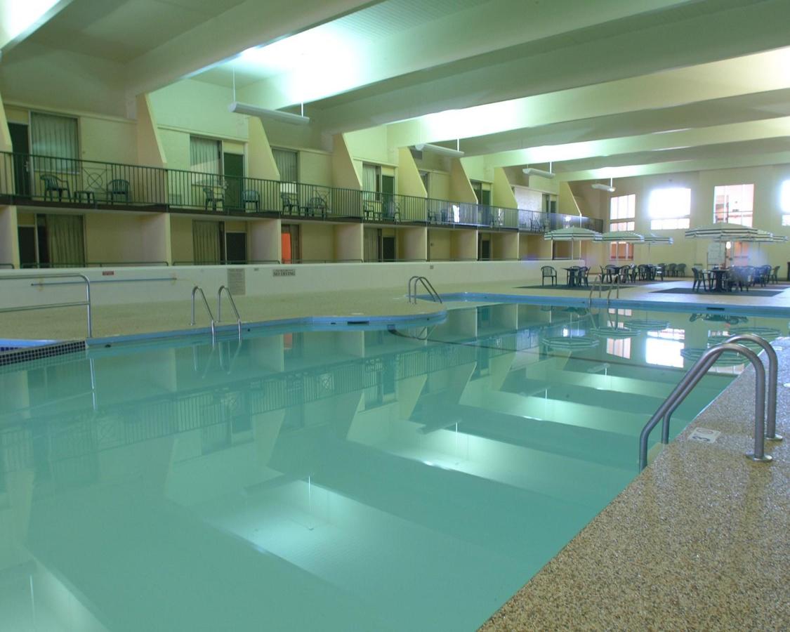 One-Bedroom King Suite with Pool View - Non-Smoking at Country Inn & Suites by Radisson, Fergus Falls, MN