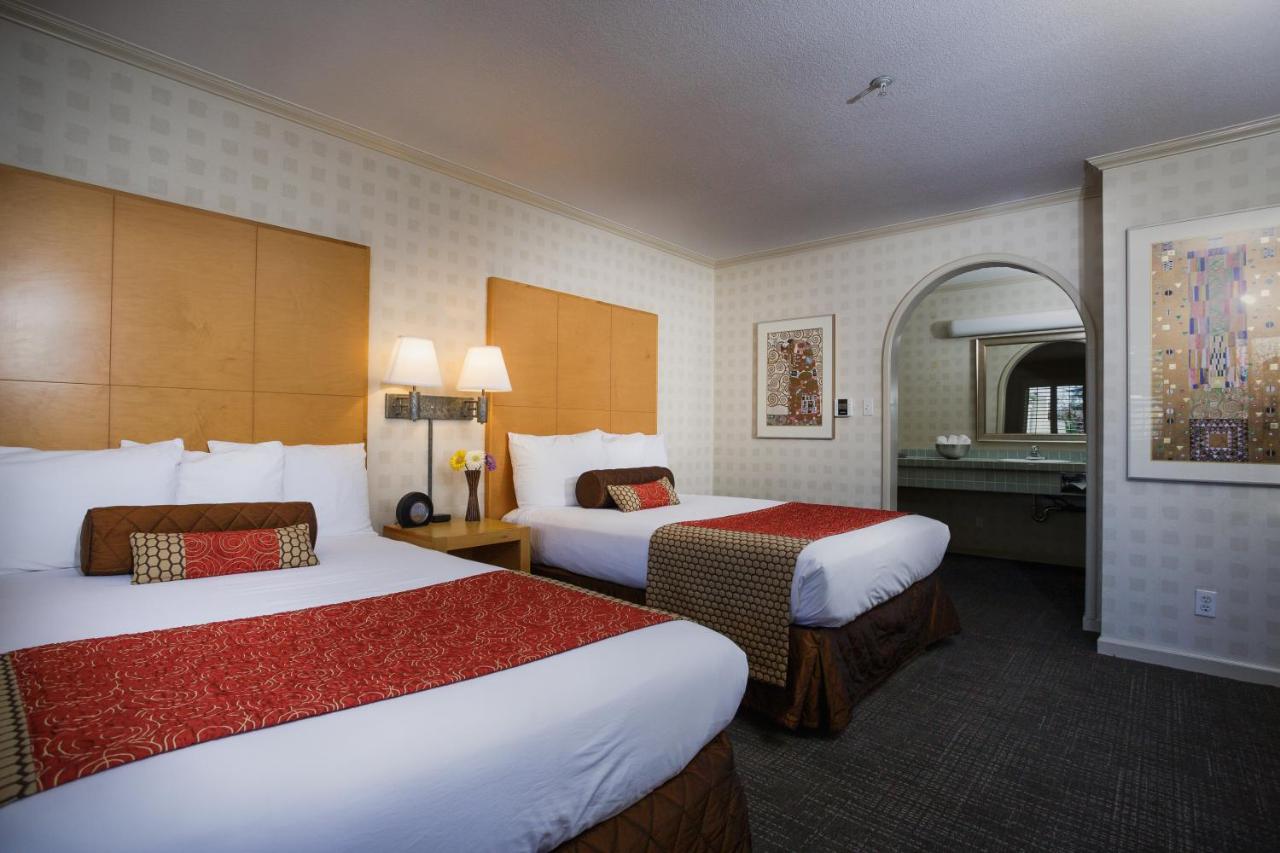 Double Queen Room at Menlo Park Inn