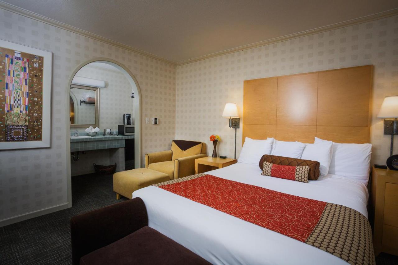 Queen Room at Menlo Park Inn
