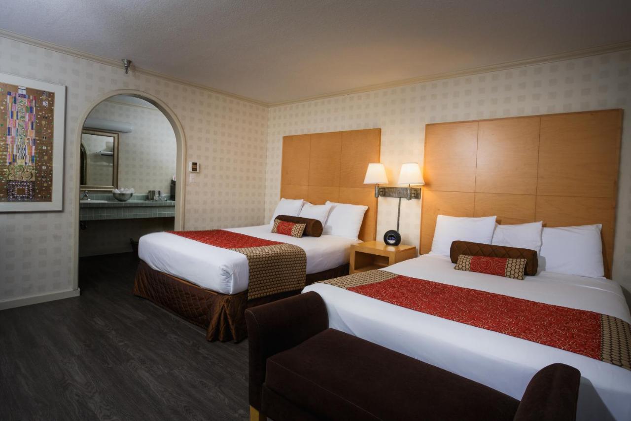 Double Queen Room at Menlo Park Inn