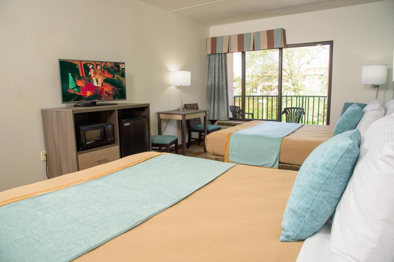 Queen Room with Two Queen Beds and Balcony at Pigeon River Inn