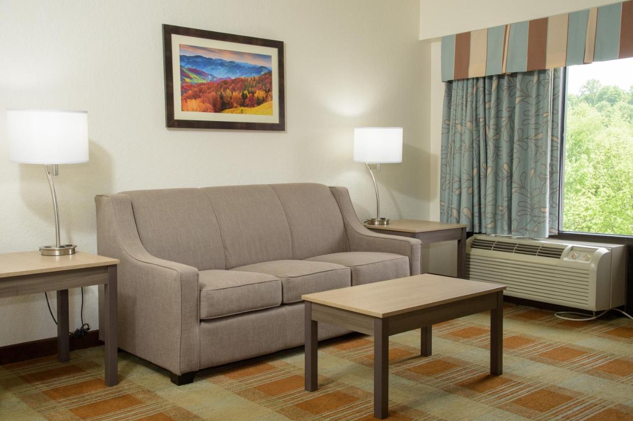 Family Suite with Balcony at Pigeon River Inn