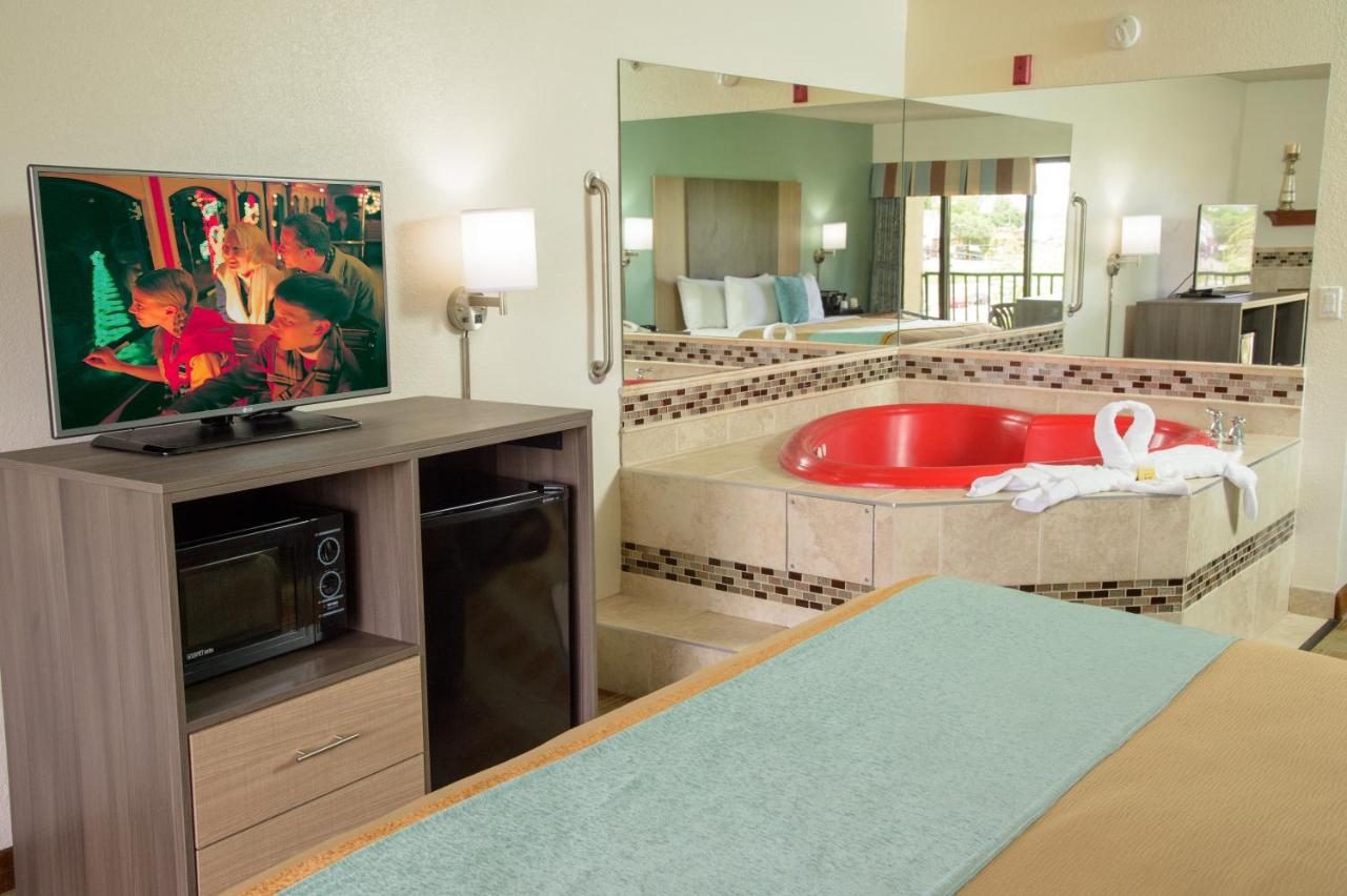 King Suite with Hot Tub at Pigeon River Inn