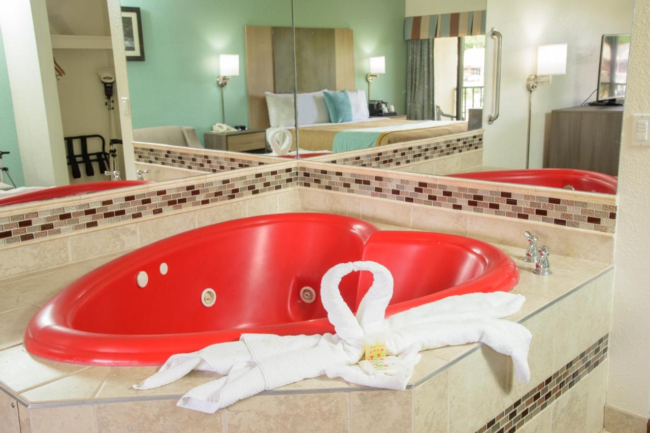 | Pigeon River Inn