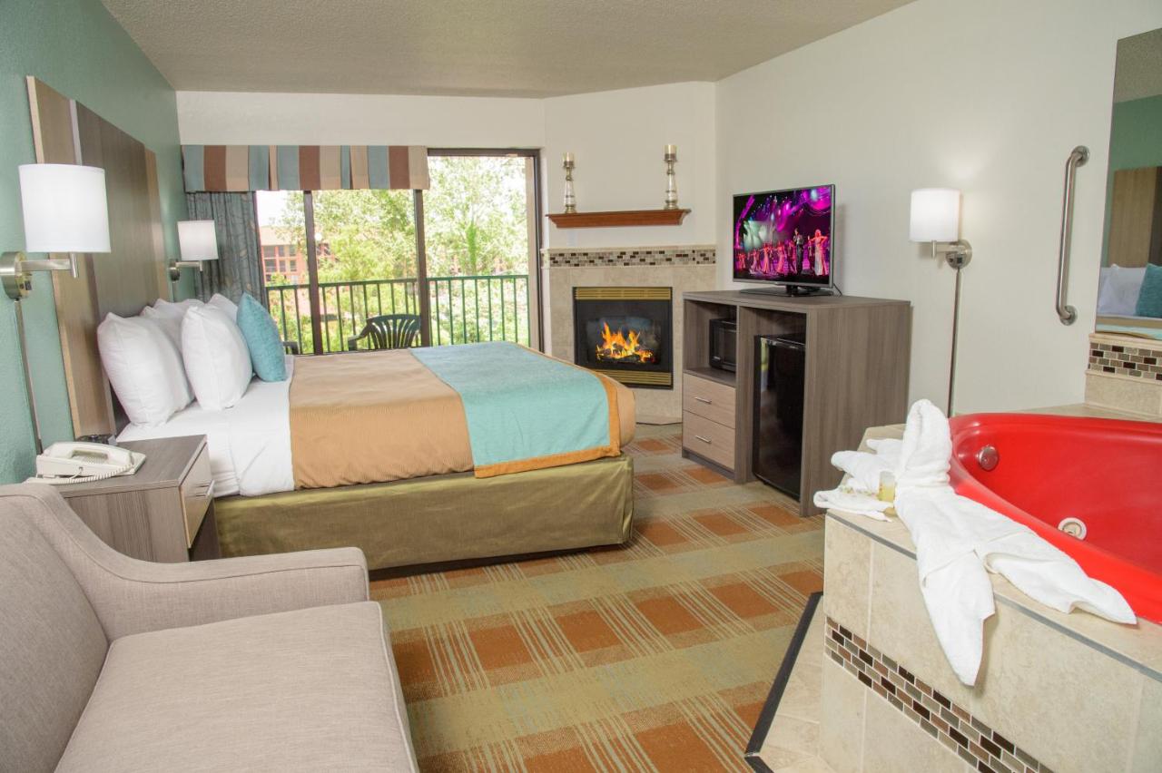 King Suite with Hot Tub at Pigeon River Inn