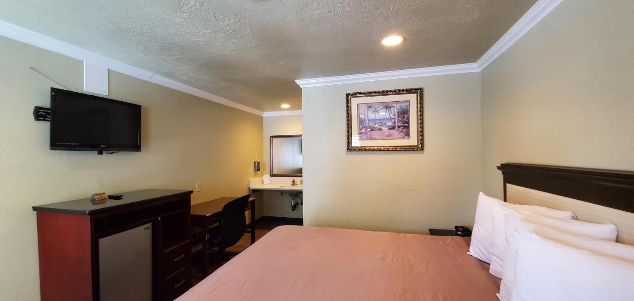 Deluxe King Room at Le Blanc Inn & Suites