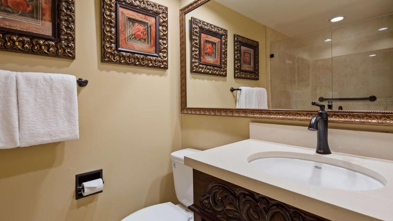 Deluxe King Room with Courtyard View - Non-Smoking at Victorian Inn