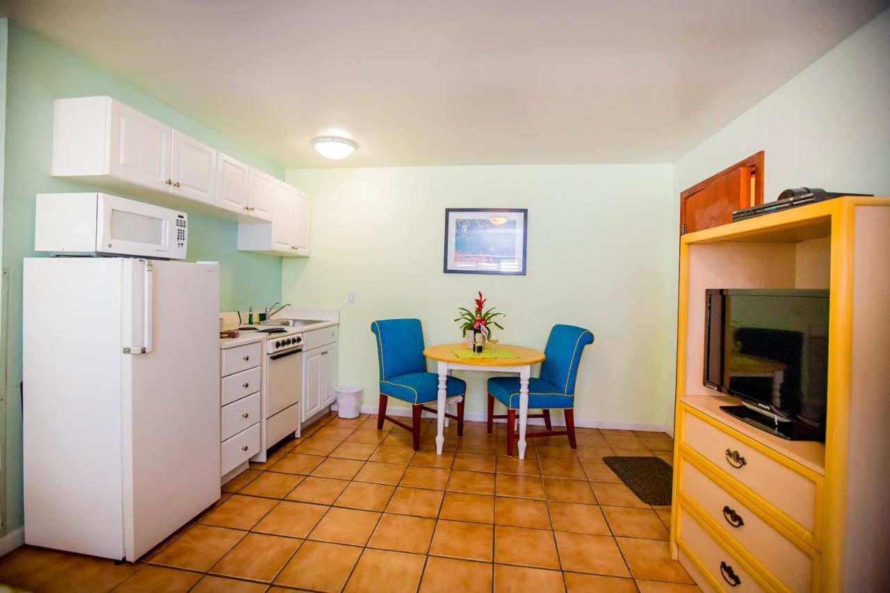 Queen Room with Kitchenette at Leucadia Beach Inn