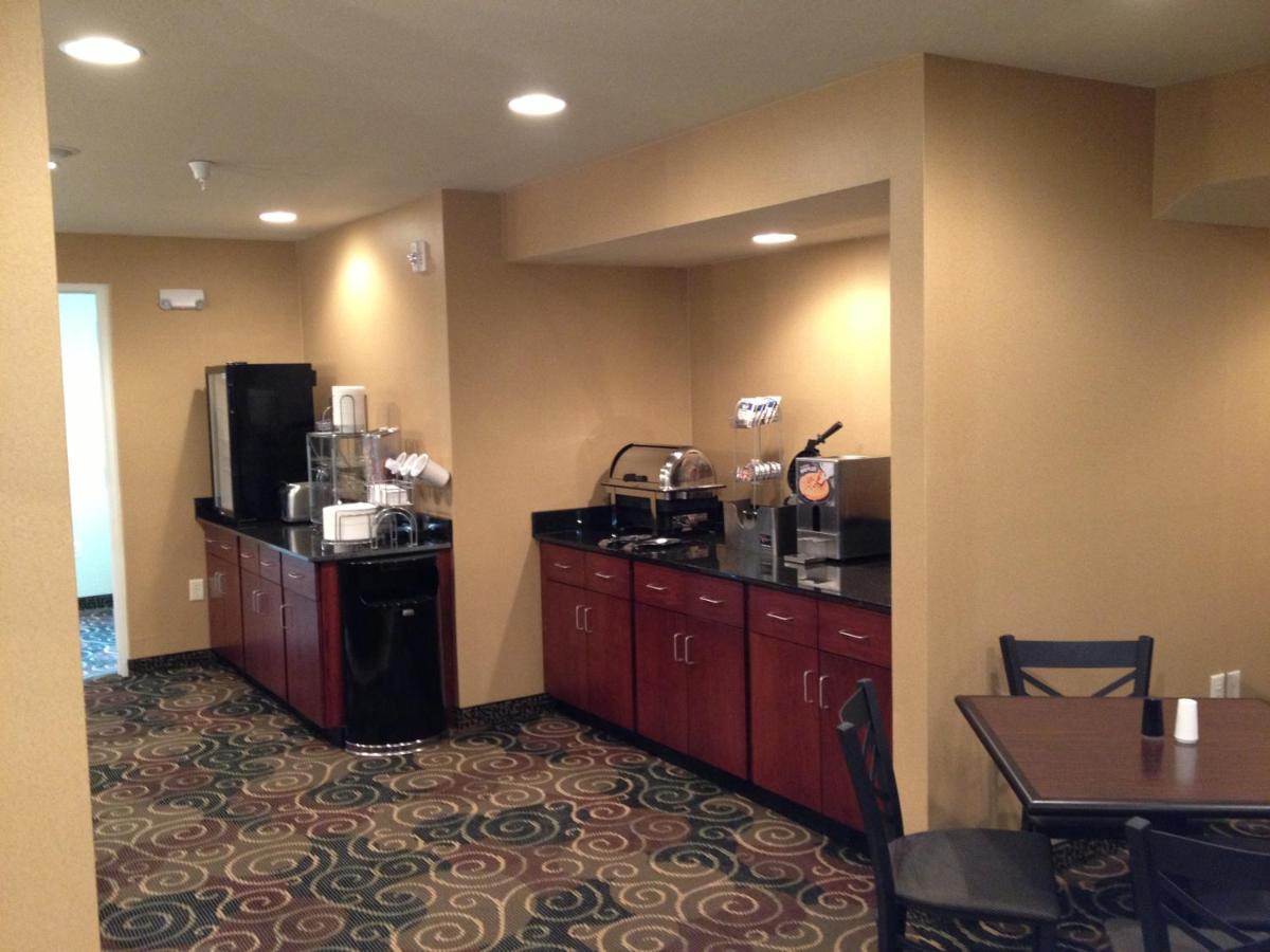| Cobblestone Hotel & Suites - Newton