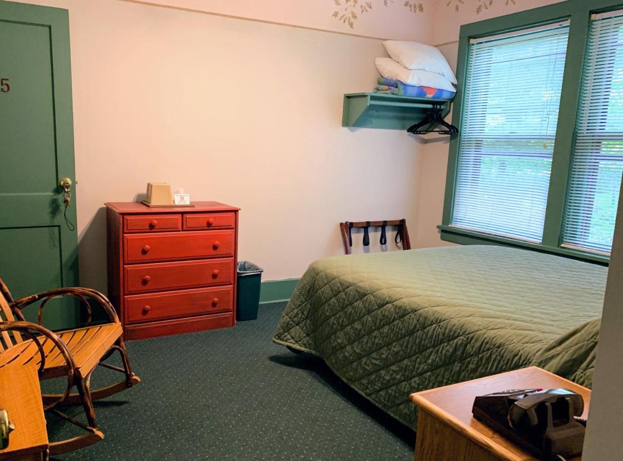 | Gordon Beach Inn