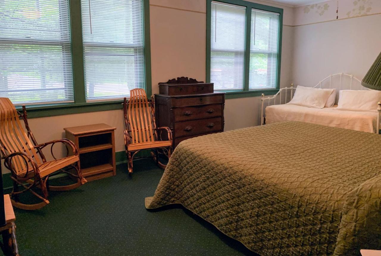 | Gordon Beach Inn