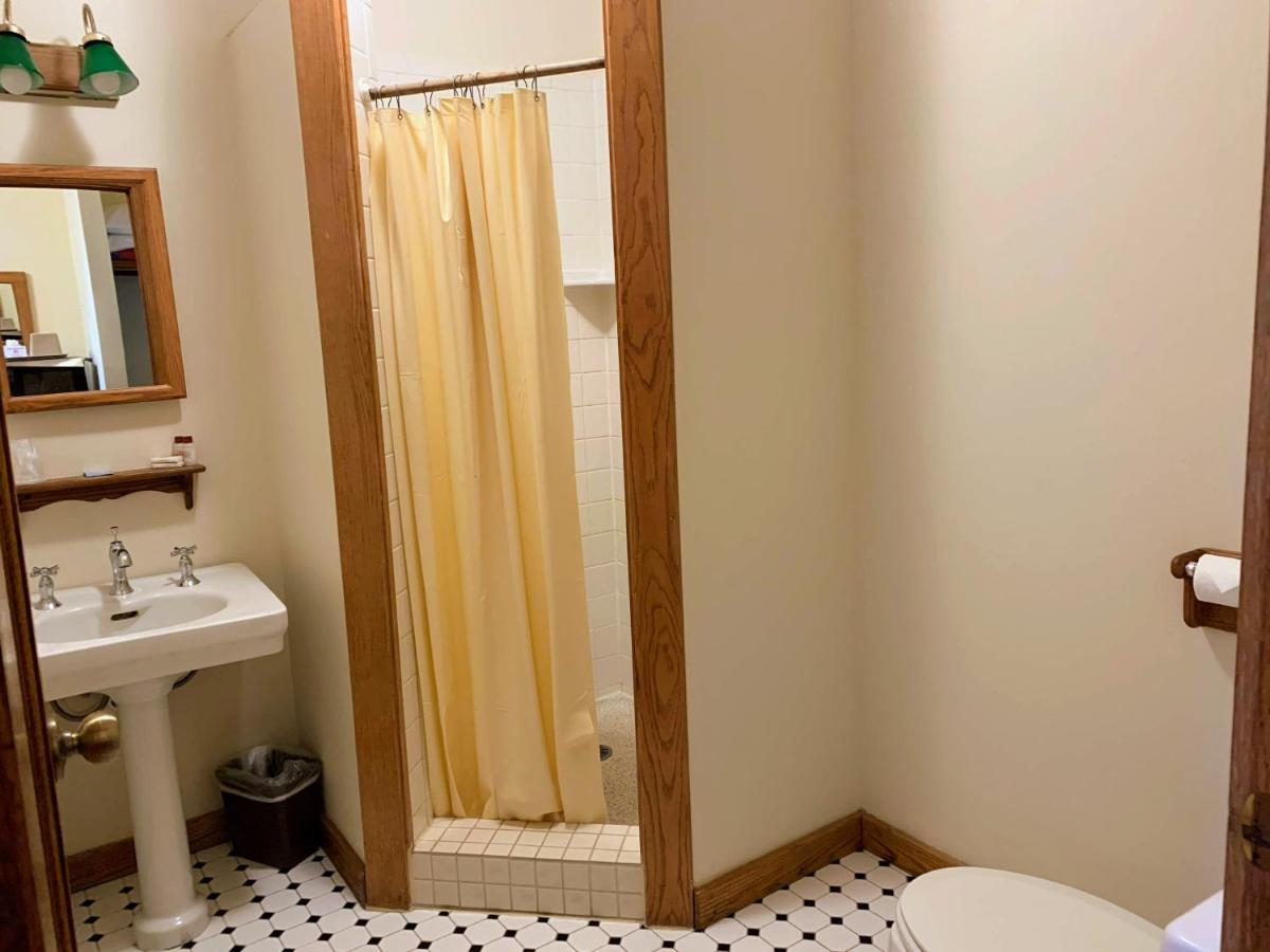| Gordon Beach Inn