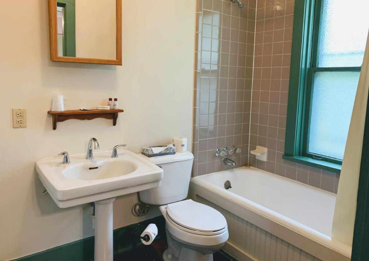 | Gordon Beach Inn