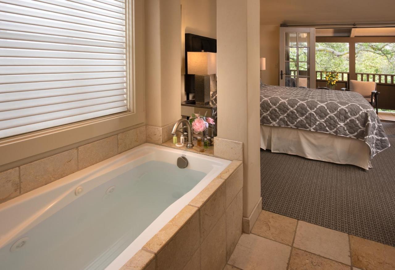 | Carmel Country Inn