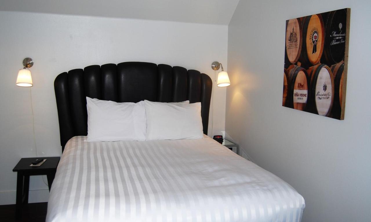 | Deep Water Inn