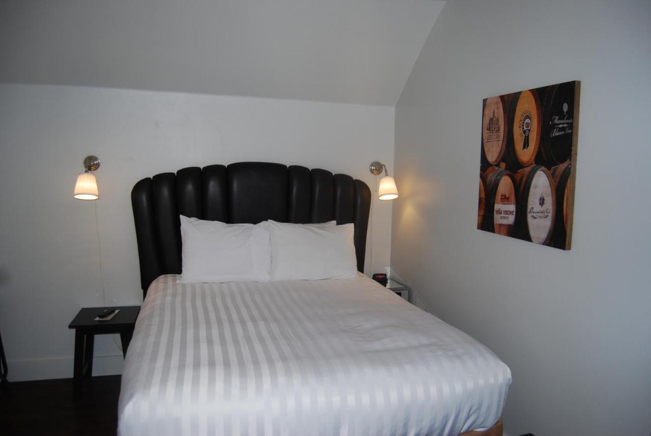 | Deep Water Inn