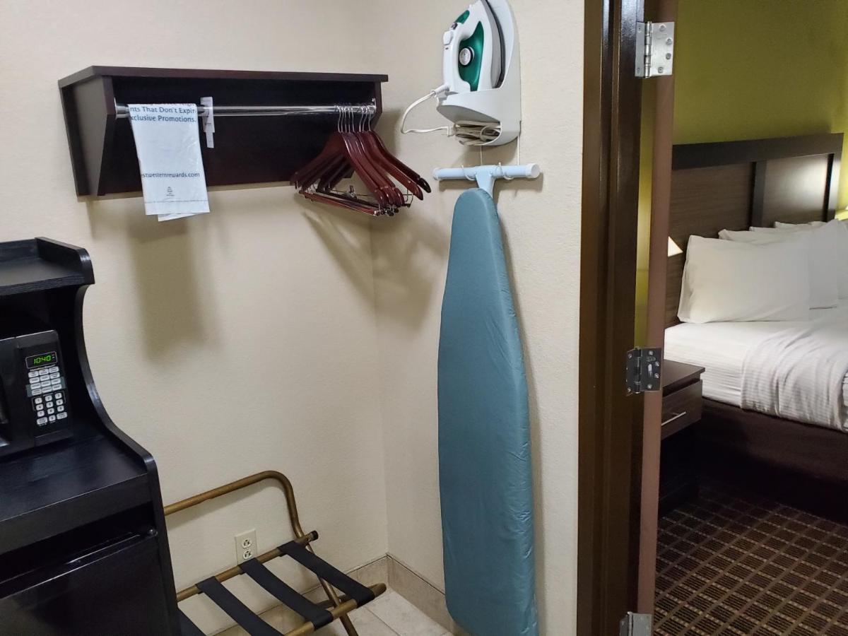 King Suite - Non-Smoking at Best Western Adena Inn