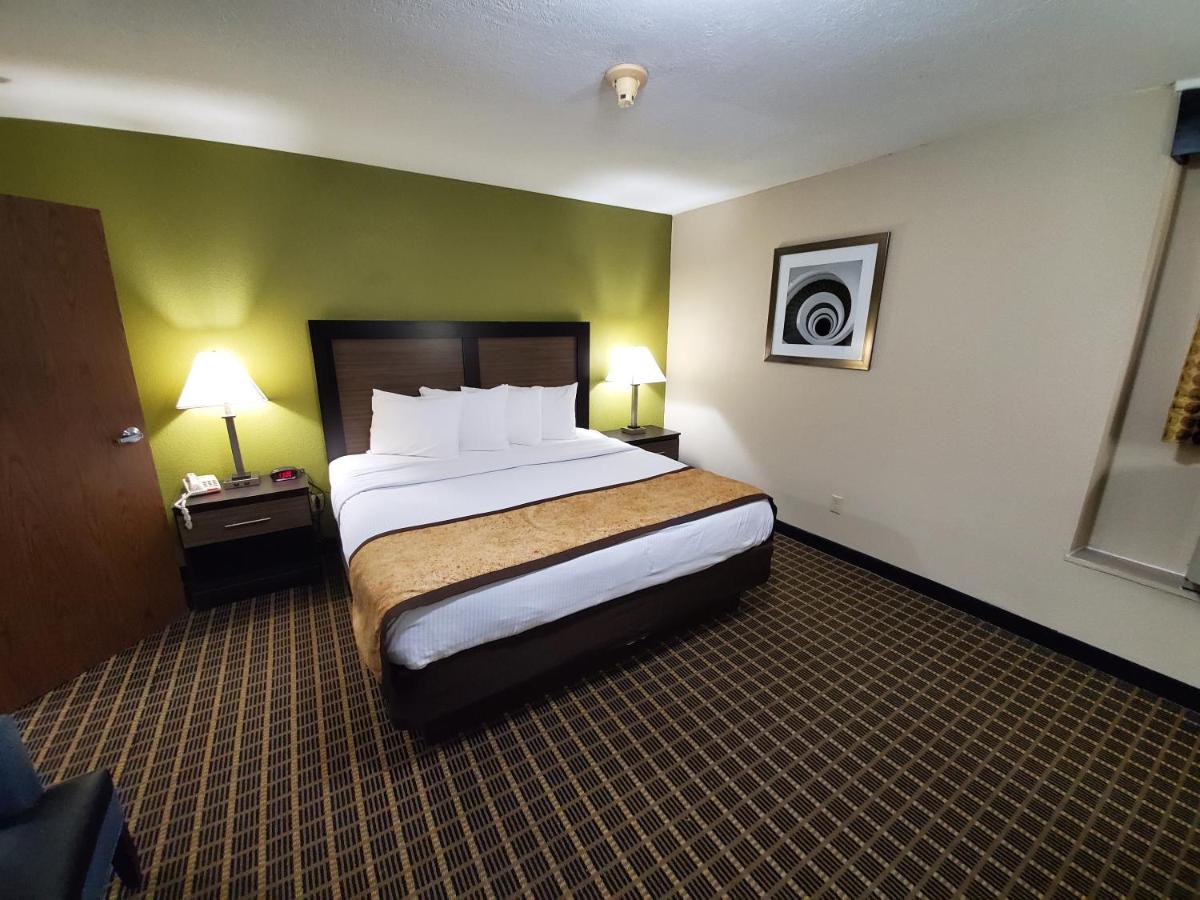King Suite - Non-Smoking at Best Western Adena Inn