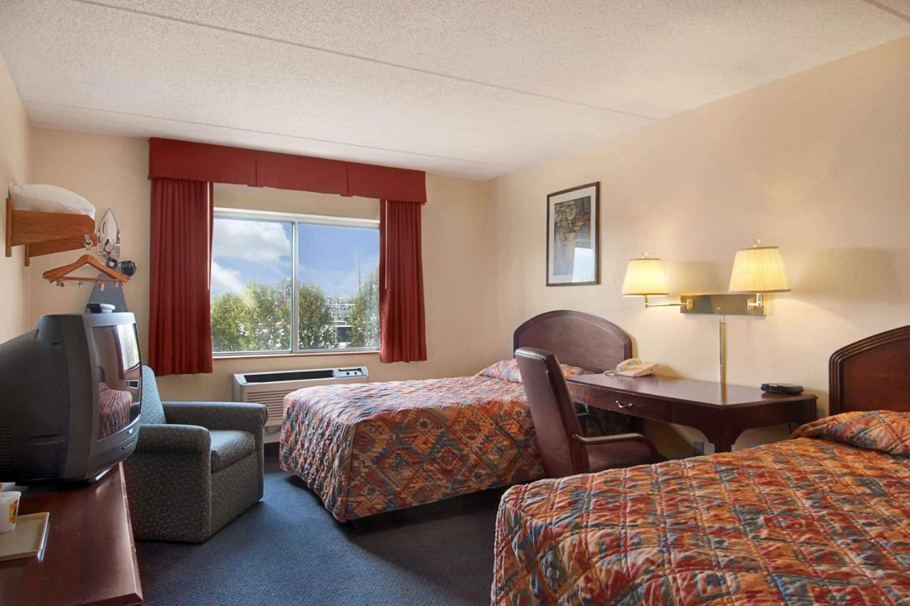 | Super 8 by Wyndham Manchester Airport