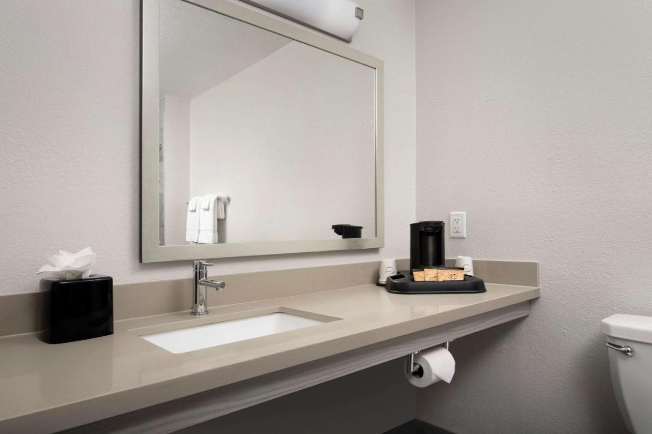 King Room - Accessible/Non-Smoking at Quality Inn Atlantic Beach - Mayo Clinic Jax Area