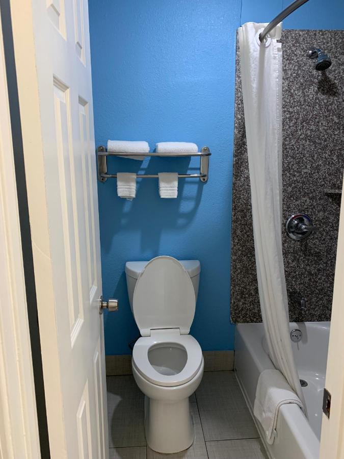King Room - Mobility/Hearing Access w/ Tub/Non-Smoking at Days Inn by Wyndham Orange