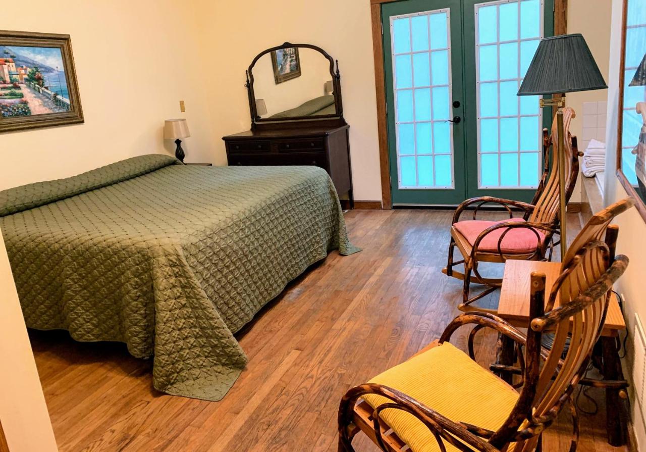 | Gordon Beach Inn