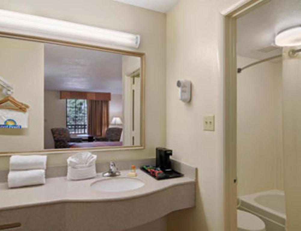 King Room- Non-Smoking at Days Inn by Wyndham Dalton