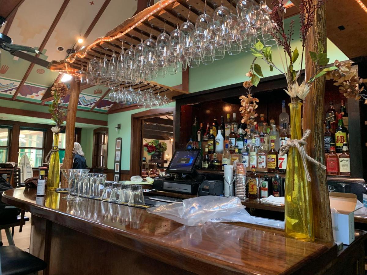 | Gordon Beach Inn