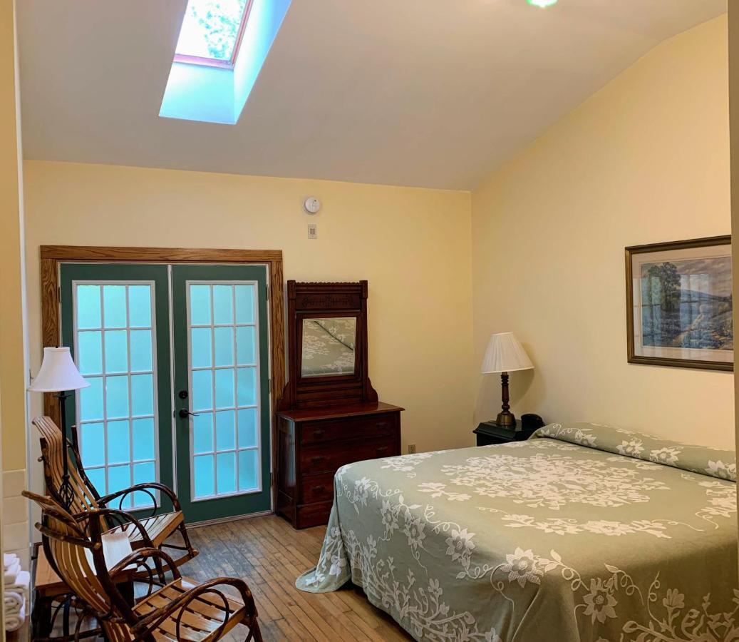 | Gordon Beach Inn