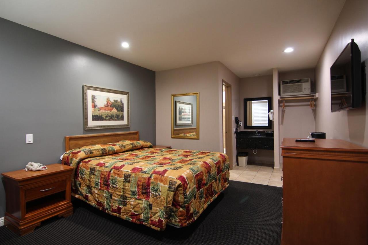 Queen Room at Dunes Inn Sunset
