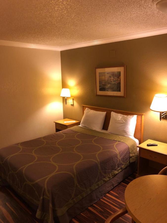 Queen Room - Non-Smoking at National 9 Inn