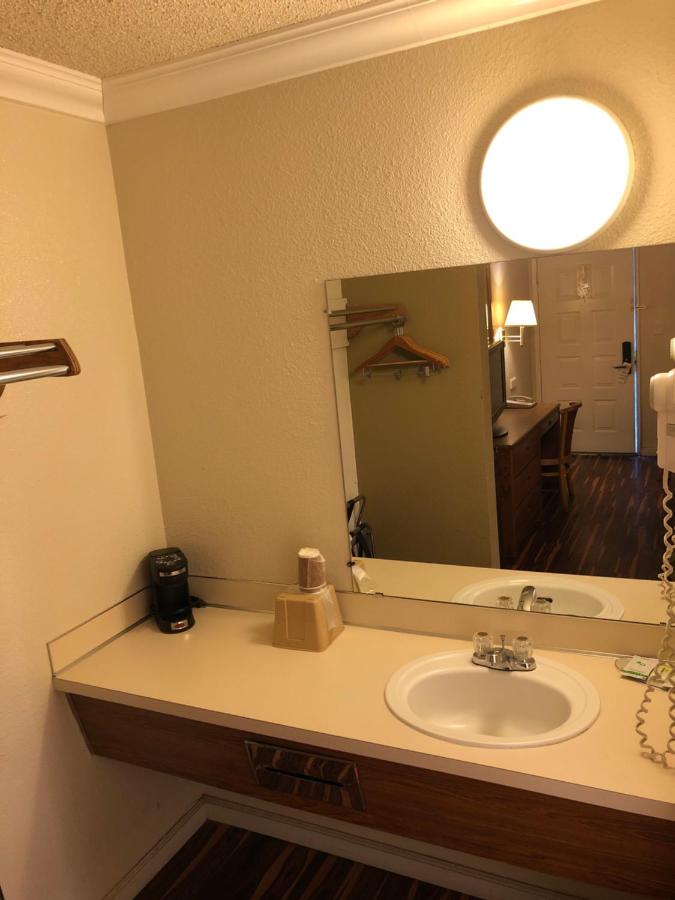 Queen Room - Non-Smoking at National 9 Inn