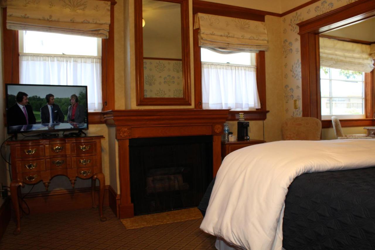 Queen Room at Pacific Grove Inn