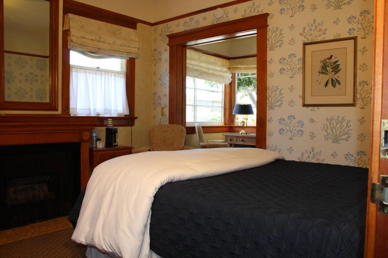 Queen Room at Pacific Grove Inn